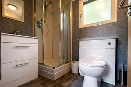 Canny Lodge shower room