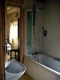 Pine Lodge West bathroom
